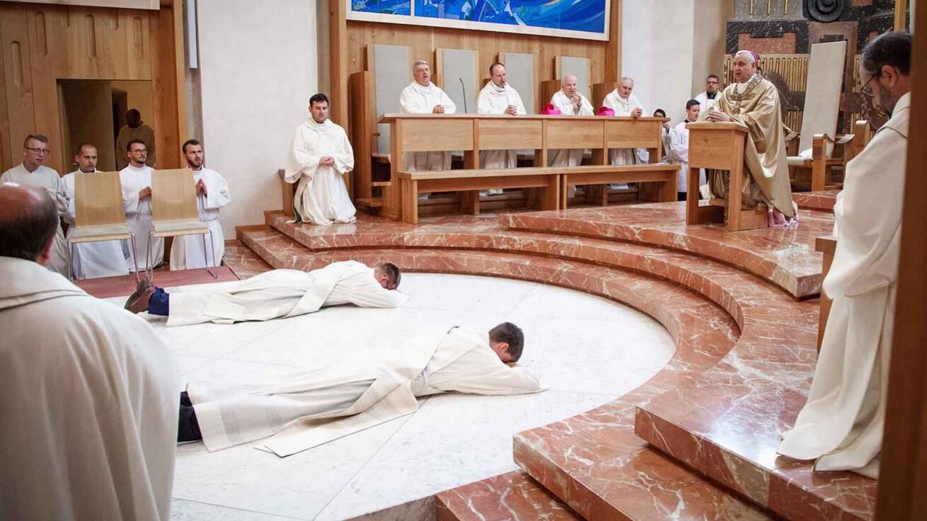 image:Image Kněžské svěcení přijali v sobotu v katedrále jáhni Martin Matouš Vávra (vlevo) a Pavel Kasal.