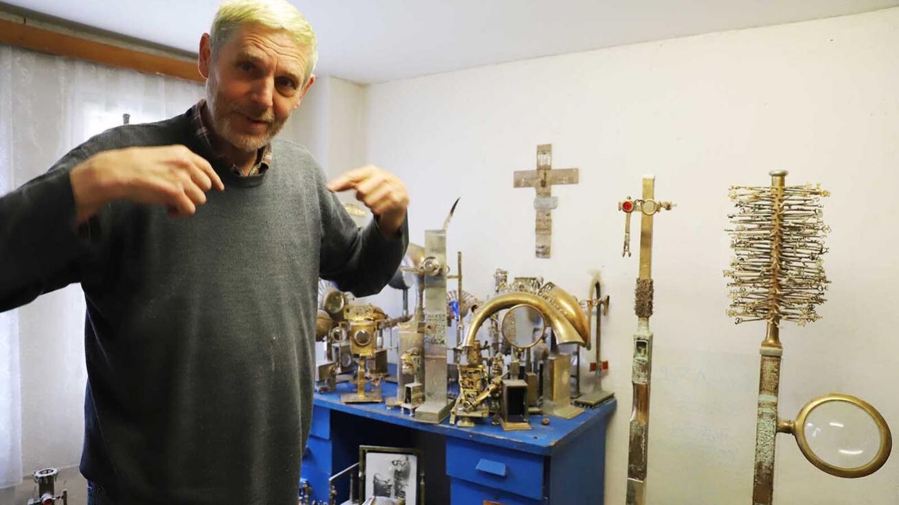 image:Image Sochař Pavel Hřebíček před svým dílem věrozvěstů. „Metoděj (vlevo) je podle legendy klidný člověk s pohledem přes brýle dopředu. Cyrilova socha, když se rozpohybuje, tiskne nápis v hlaholici a přes tlusté zvětšovací sklo sluníčko zapálí papír,“ vysvětluje umělec.