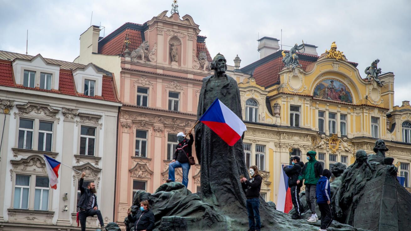 image:Image Značka „Hus“ se hodí všemožným ideologům. Mistr Jan se coby socha na náměstích nemůže vůči manipulacím nijak bránit.