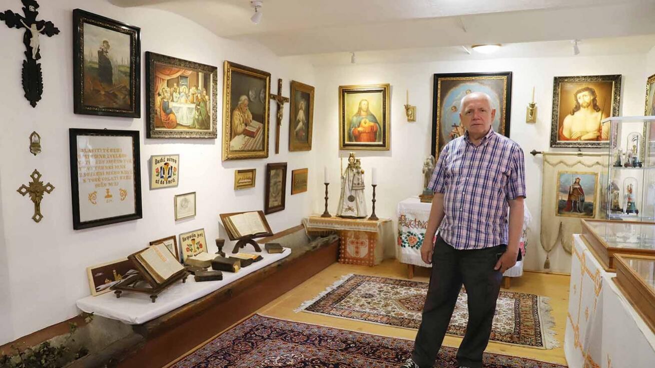 image:Image Majitel muzea s expozicí lidové zbožnosti.