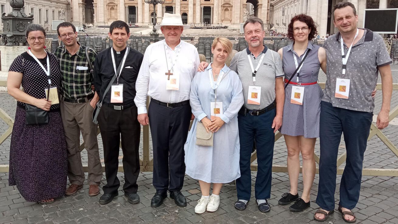 image:Image Z Česka přijeli do Říma načerpat inspiraci manželé Jana a Ladislav Markovi, Valéria a Václav Šmýrovi a Hana a Martin Svákovi za doprovodu biskupa Josefa Nuzíka a P. Martina Sklenáře.