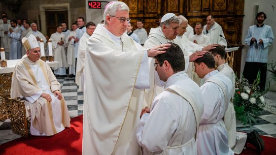 image:Image V sobotu v katedrále na Petrově byli vysvěceni tři novokněží a jeden jáhen.