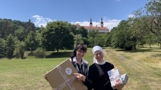 image:Image V areálu nemocnice Milosrdných sester sv. Karla Boromejského je Cesta 121 častým hostem. Na snímku Veronika Kimmer a sestra Kristýna.