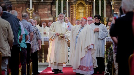 image:Image Mši svatou po velké rekonstrukci kostela v Oseku slavil kardinál Dominik Duka.