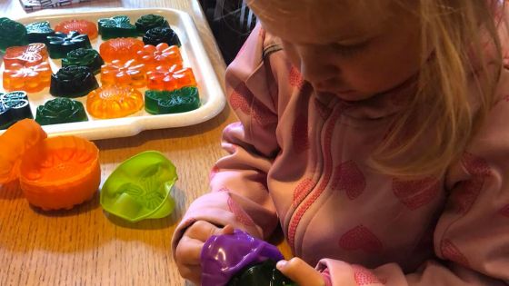 image:Image Děti z Misijního klubka KořenovPříchovice už mají pro svůj stánek připravenou řadu věcí k prodeji.