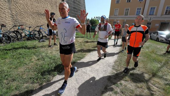 image:Image Ultramaratonec Miloš Škorpil vybíhá na trať letošního Poutního maratonu, za ním chebský farář P. Petr Hruška.