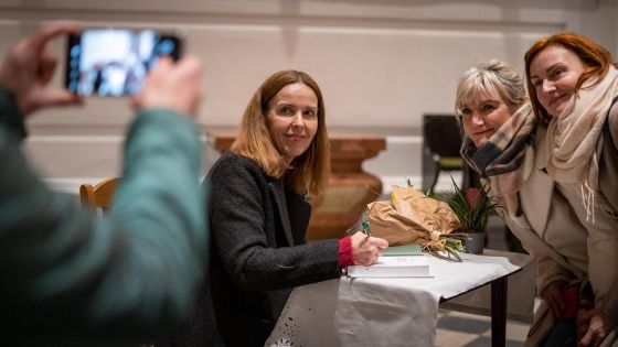 image:Image Existují hodnoty, které se nedají vměstnat do excelové tabulky – připomíná svými knihami Karin Lednická. Na snímku na setkání se čtenáři v Opavě na benefici pro tamní kostel sv. Janů.