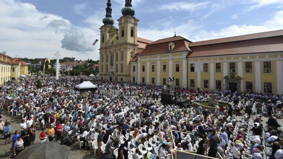 image:Image Velehradské oslavy svátku sv. Cyrila a Metoděje mohou letos proběhnout bez omezení. Už loni dorazily na poutní bohoslužbu pod širým nebem na náměstí před baziliku tisíce lidí.