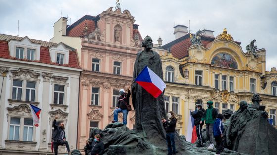 image:Image Značka „Hus“ se hodí všemožným ideologům. Mistr Jan se coby socha na náměstích nemůže vůči manipulacím nijak bránit.