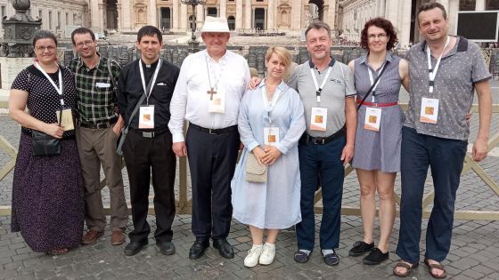 image:Image Z Česka přijeli do Říma načerpat inspiraci manželé Jana a Ladislav Markovi, Valéria a Václav Šmýrovi a Hana a Martin Svákovi za doprovodu biskupa Josefa Nuzíka a P. Martina Sklenáře.