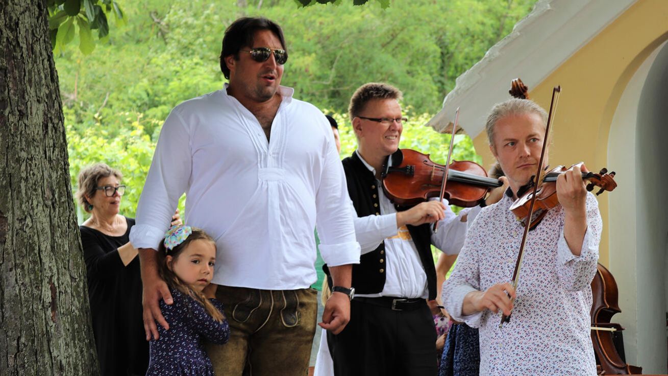 image:Image I takto lze potkat Adama Plachetku během Hudebního festivalu Znojmo (8.–24. července). Zde na fotografii s houslistou Pavlem Šporclem, patronem festivalu, při koncertování na hraničním místě Heiliger Stein.