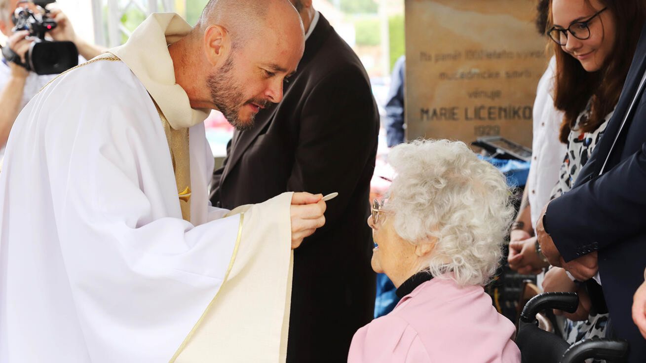 image:Image Novokněz podal sv. přijímání i babičce, která ho velmi ovlivnila na životní cestě.
