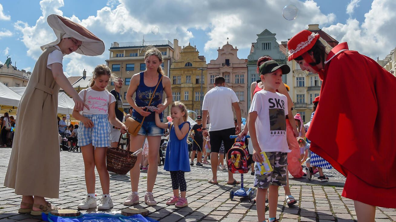 image:Image V Pohádkové náměstí se poslední školní den přeměnilo plzeňské náměstí Republiky a mnoho desítek dětí si zde užívalo začátek prázdnin.