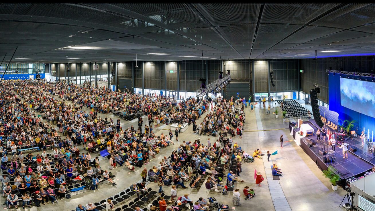 image:Image Pavilon F, kde se konference konala, zaplnilo šest tisíc lidí.