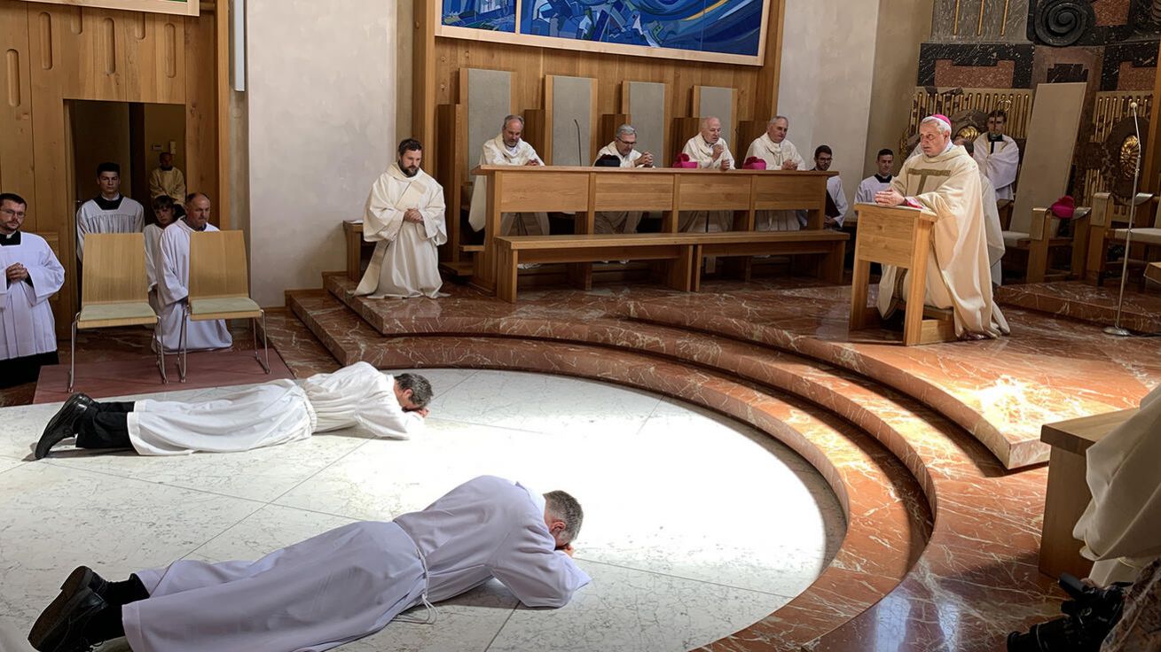 image:Image Jáhenské svěcení přijali Josef Mrvík (vzadu) a Tomáš Machula.