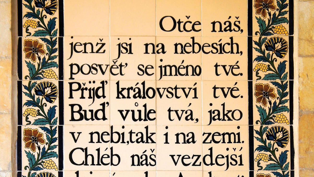 image:Image Na stěnách klášterního kostela Pater Noster na Olivové hoře v Jeruzalémě jsou umístěny keramické mozaiky s Modlitbou Páně ve více než 100 různých jazycích a dialektech.