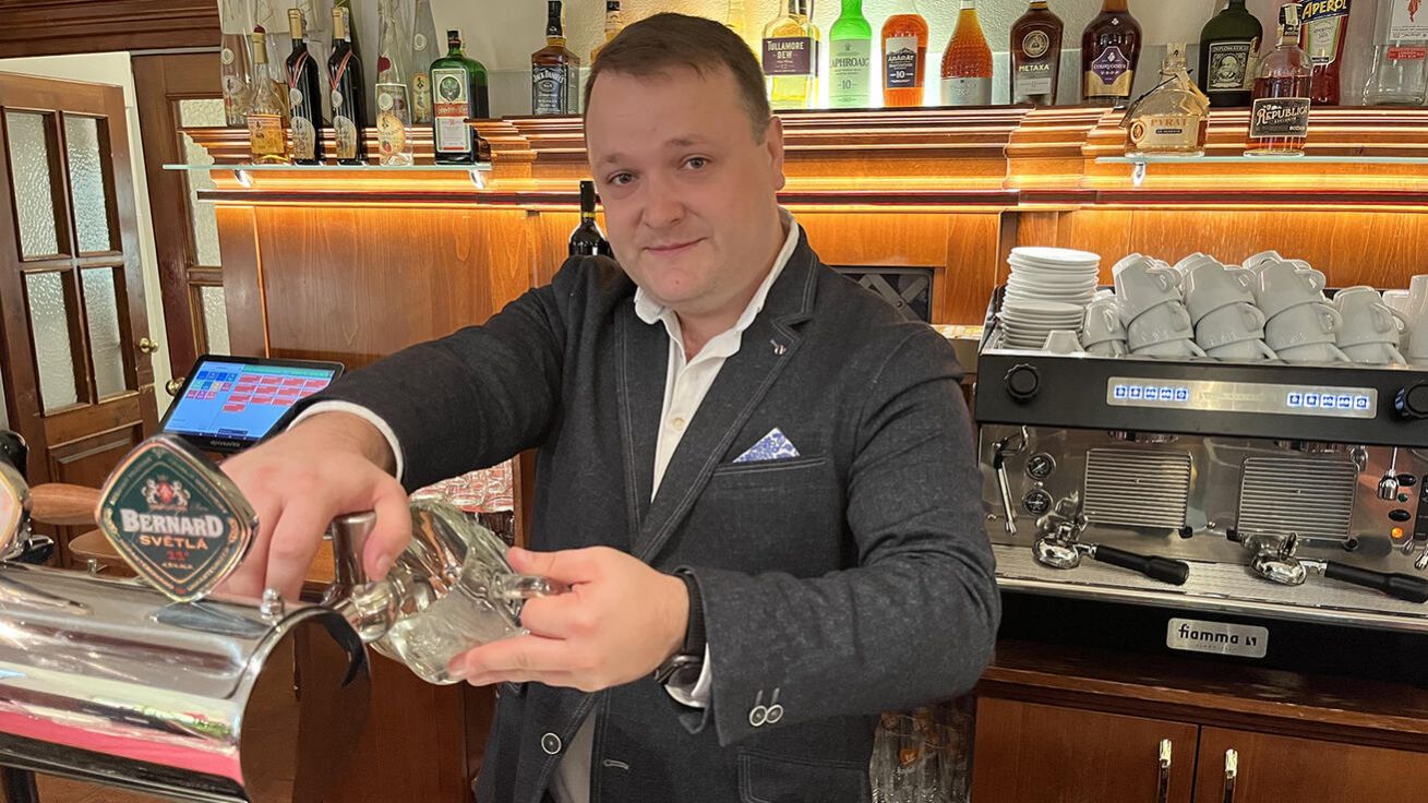 image:Image Ředitel musí znát perfektně celý provoz, aby mohl v případě nutnosti kdykoliv zaskočit třeba i za výčep.