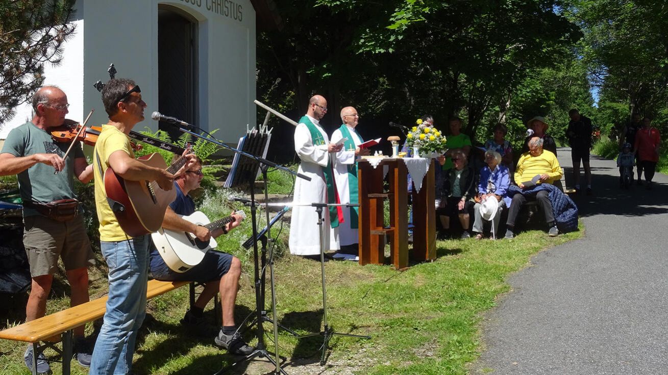 image:Image Mši svatou na Bučině celebroval P. Tomáš Rádl.