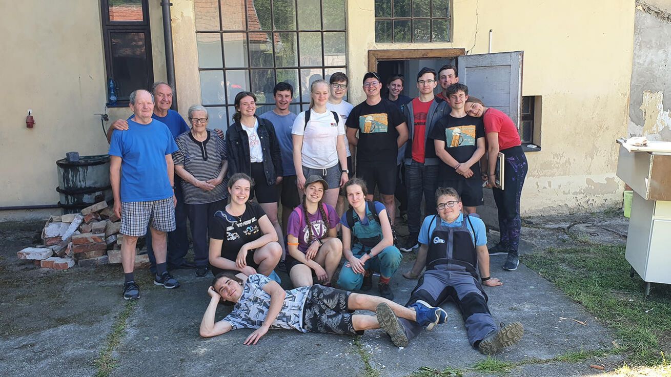 image:Image Studenti a další spolupracovníci vysněnou faru postupně připravují na rekonstrukci.