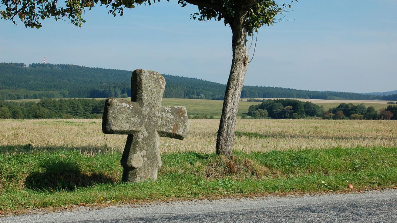 image:Image Kolem tohoto kříže chodil Toufar do otcova lesa, do polenské hospodářské školy a později se vracel od vlaku ze studií. Je to brána k jeho rodišti i pevný mezník v krajině i v životě generací.