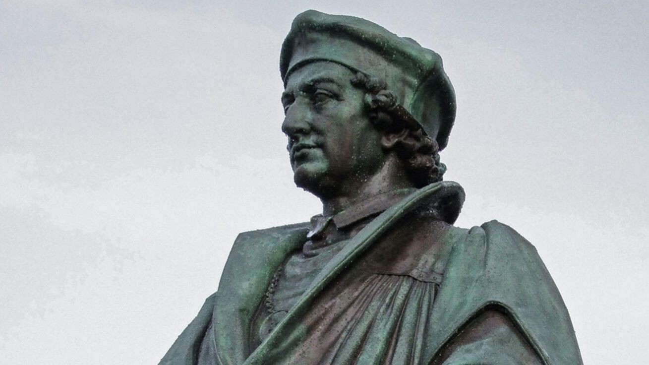 image:Image Němečtí protestanté si v 19. století Reuchlina cenili natolik, že jeho sochu zařadili do pomníku reformace ve Wormsu. Socha Martina Luthera je tam obklopena postavami dalších reformátorů (mj. Jana Wiklefa či Jana Husa). Zařazení Reuchlina mezi ně je ale z historického hlediska neopodstatněné.