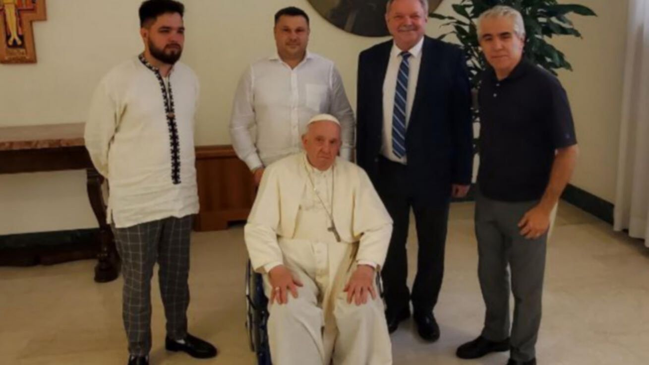 image:Image Ukrajinská návštěva u papeže 8. června 2022, zleva Denys Kolyada, Jevhen Jakušev z Mariupolu a Myroslav Marynovyč. Vpravo Argentinec Alejandro, který schůzku inicioval.