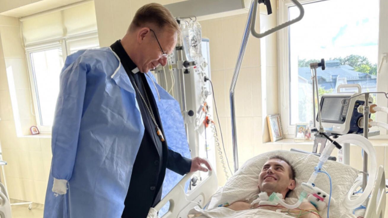 image:Image Arcibiskup Grušas navštívil zraněné vojáky.
