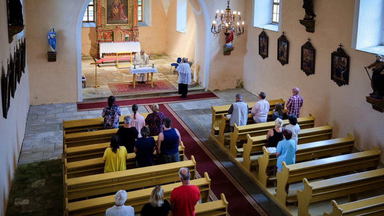 image:Image Poutní mše sv. v kostele na horském hřebeni nad Chomutovem.