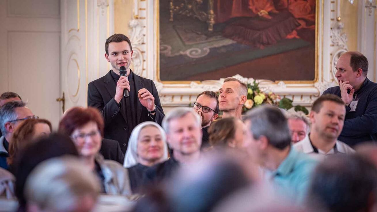 image:Image To nejpřínosnější na probíhající synodě je to, že umožňuje, aby lidé promluvili, aby vyjádřili svůj názor a to, že chtějí patřit do církve a záleží jim na ní – míní P. Prokop Brož.