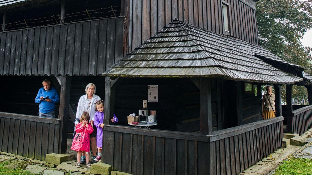 image:Image Po prohlídce nejstaršího dřevěného kostela v Moravskoslezském kraji sv. Ondřeje v Hodslavicích si mohou návštěvníci Otevřených chrámů uvařit kávu a dát perníček v samoobslužné minikavárně Hodslavské Café František.