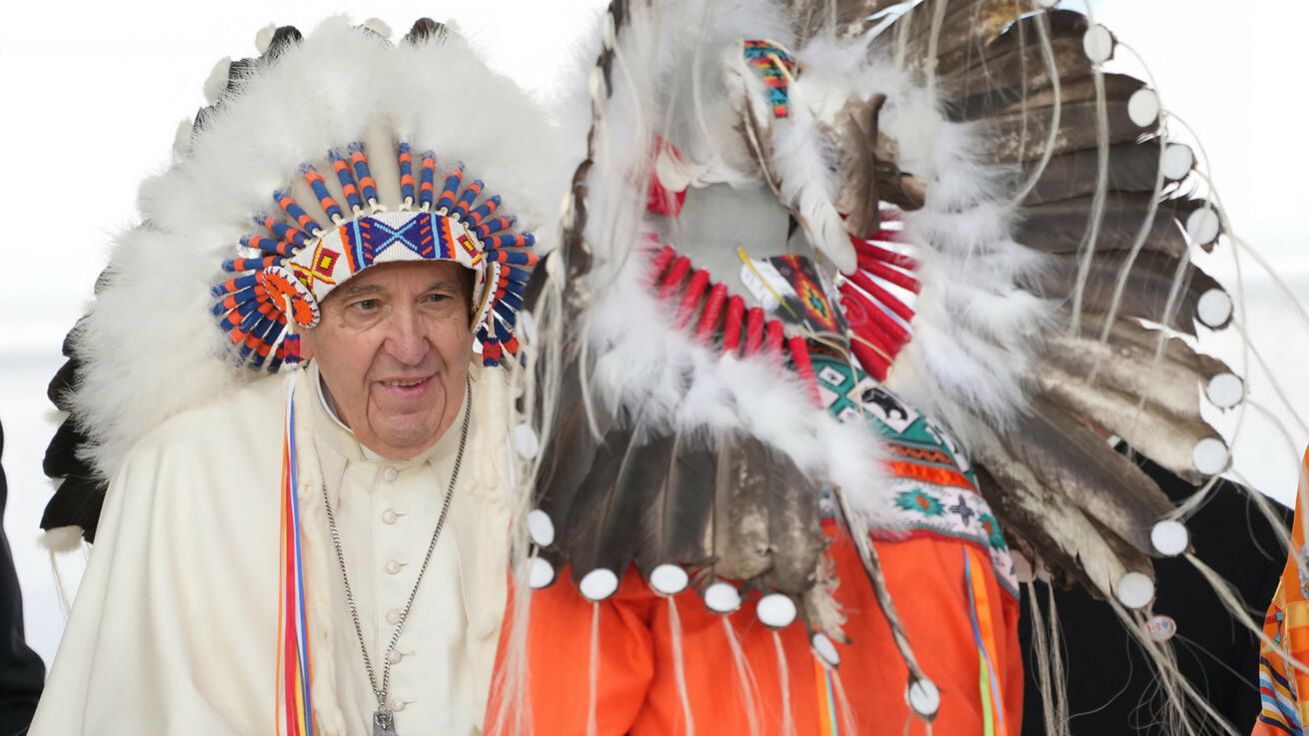 image:Image Papež se modlí na národním hřbitově indiánského kmene Cree v Maskwacis v kanadské provincii Alberta. „Přišel jsem do vaší rodné země, abych vám osobně sdělil svůj zármutek, prosil Boha o odpuštění, uzdravení a smíření a modlil se s vámi a za vás,“ řekl příslušníkům domorodých etnik.