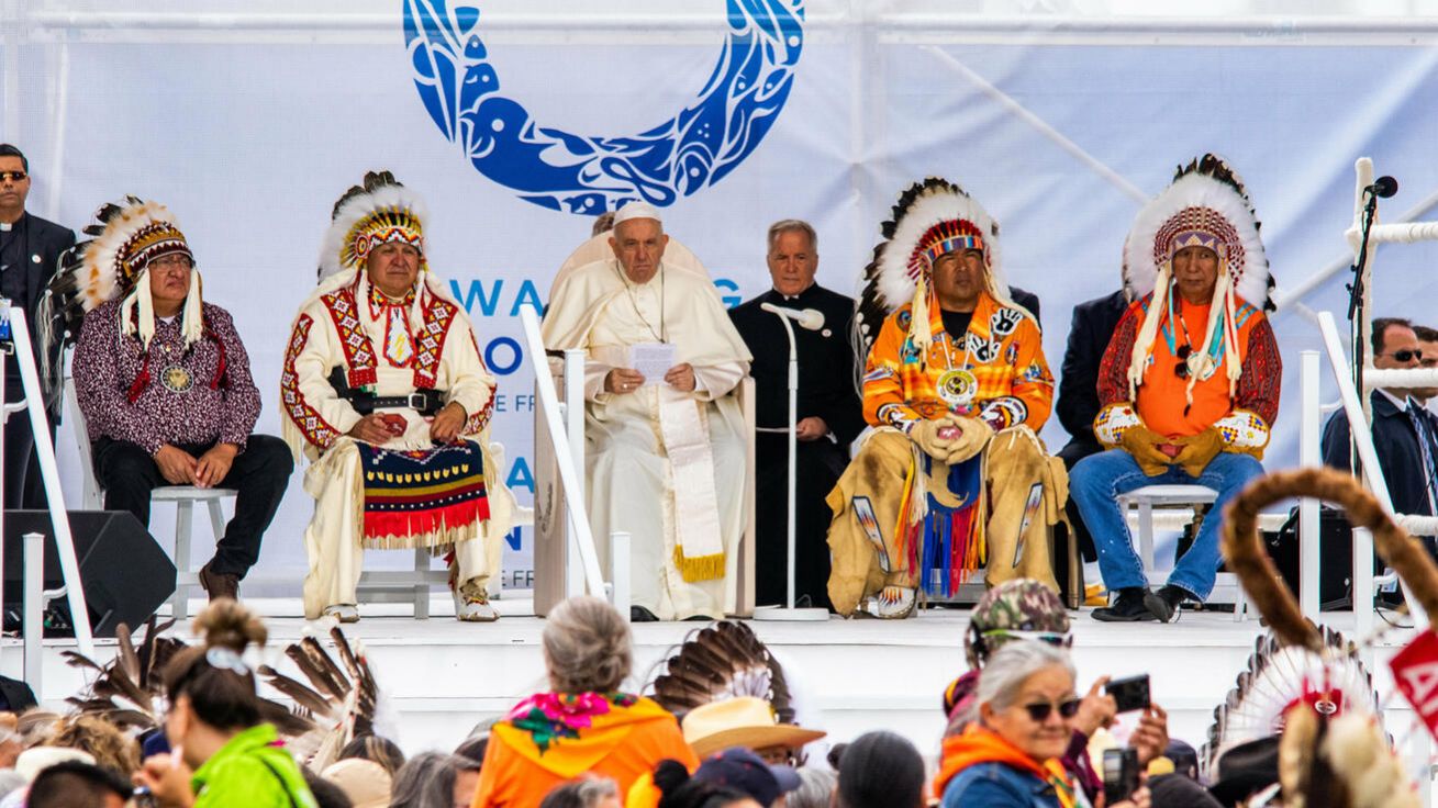 image:Image Někteří potomci původních obyvatel Kanady neskrývali při setkání s papežem emoce jako zde, v arktickém Iqaluitu.