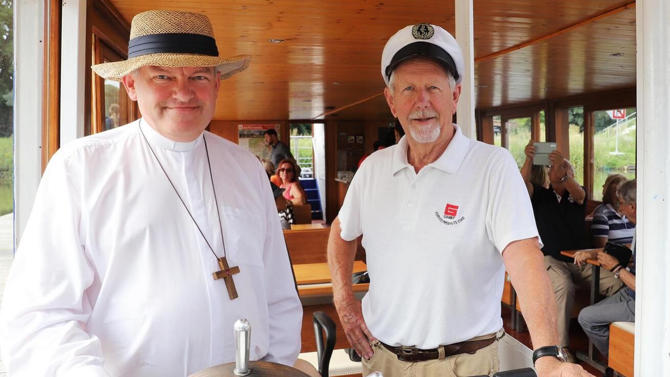 image:Image Kapitán lodi předal na chvilku kormidlo biskupovi Josefu Nuzíkovi.