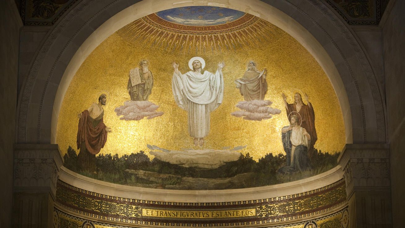 image:Image Ježíš s postavami Mojžíše a Eliáše na mozaice v bazilice Proměnění Páně na hoře Tábor v biblickém Izraeli. Bazilika byla vybudována na troskách starších staveb v letech 1921–1924 podle návrhu italského architekta Antonia Barluzziho.