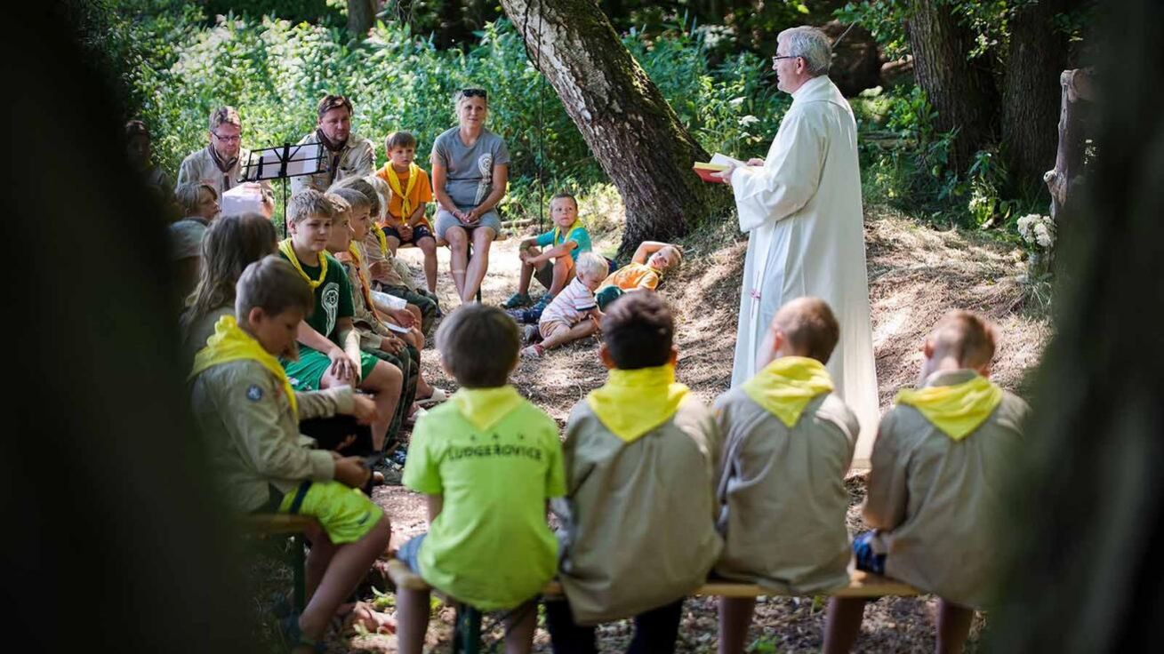 image:Image Na břehu malebné říčky Osoblaha prožívali čtrnáct dní svá dobrodružství skauti z Ludgeřovic. Táborem je provázeli Shorty a Smoky, přátelé z knihy Jacka Londona. Zde je zachycena mše svatá s P. Václavem Koloničným.