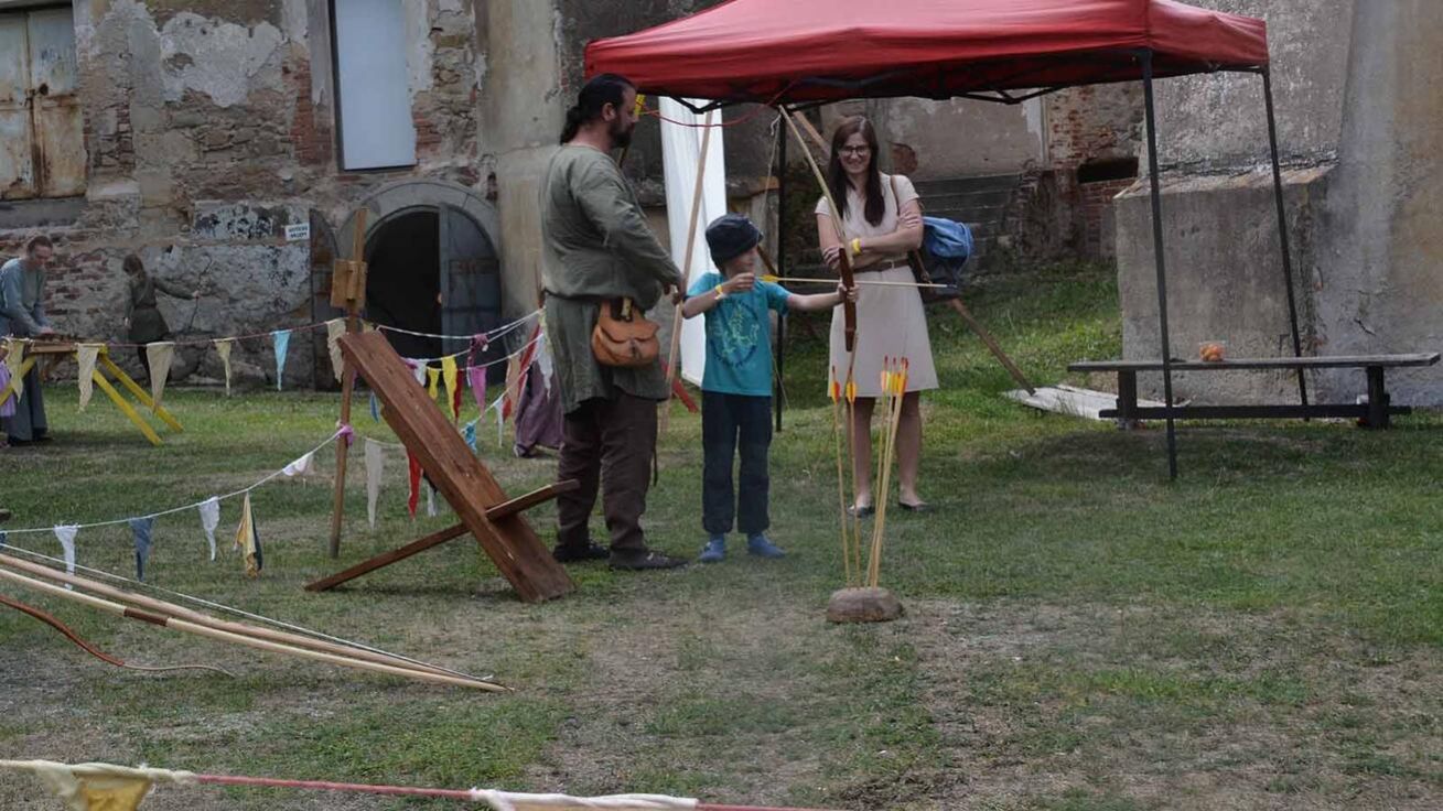 image:Image Kromě hudebních vystoupení poutaly při letošním Večeru pro klášter Chotěšov, který proběhl 6. srpna, pozornost návštěvníků přednášky architekta Jana Soukupa, prohlídky barokních sklepů a podkroví, kam se běžně nelze podívat, stálá výstava architektonických a vojenských modelů, lapidárium, popis života v klášteře, venkovní panelová expozice Chotěšov ve vzpomínkách či málo známý hřbitov řádových sester. Neopominutelná byla také výstava fotografií Viléma Veverky nazvaná Můj arktický rok, která zde potrvá do 28. srpna.