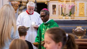 Nový nuncius besedoval s farníky image:Image Nový nuncius besedoval s farníky