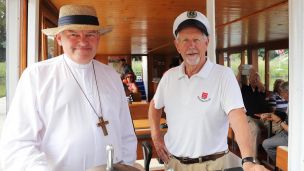 Poutníci na jedné lodi s biskupem image:Image Poutníci na jedné lodi s biskupem