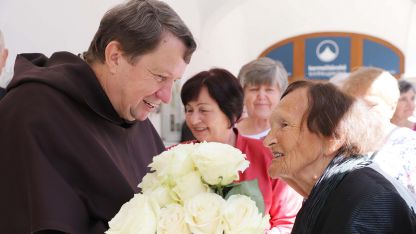 image:Image Na pouť v Kostelním Vydří dorazily stovky lidí, P. Vojtěch Kodet podepisoval svou knihu