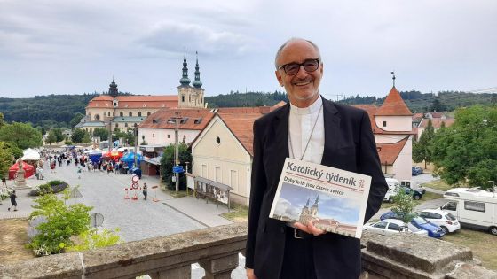 image:Image Hlavním hostem letošní velehradské pouti byl brněnský rodák kardinál Michael Czerny, blízký spolupracovník papeže. Při setkání s novináři dostal i aktuální vydání KT.