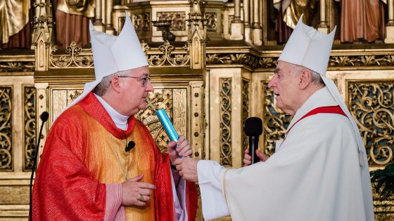 image:Image Emeritní biskup Vojtěch Cikrle (vpravo) předal svému nástupci nejen biskupskou berlu, ale také skutečný štafetový kolík.