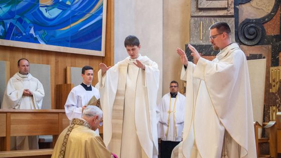 image:Image Novokněží P. Martin Matouš Vávra (vpravo) a P. Pavel Kasal žehnají svému biskupovi.