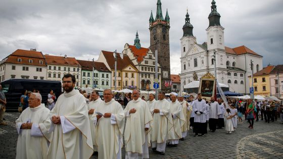 image:Image Při pouti k Panně Marii Klatovské mohli lidé spatřit obraz Madony i během průvodu městem.
