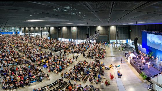 image:Image Pavilon F, kde se konference konala, zaplnilo šest tisíc lidí.