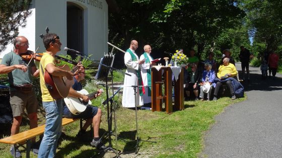 image:Image Mši svatou na Bučině celebroval P. Tomáš Rádl.