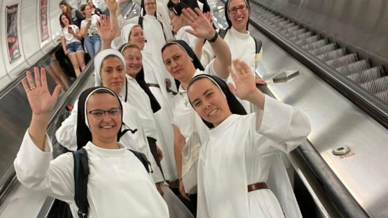 image:Image Dominikánky osmi národností na eskalátoru v metru.
