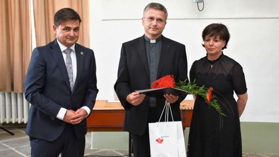image:Image Cenu památkové péče pro novopackou farnost převzal P. Pavel Kalita (uprostřed) z rukou hejtmana Martina Červíčka a náměstkyně pro kulturu Martiny Berdychové.
