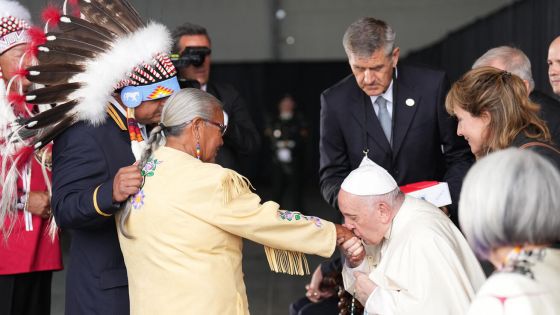 image:Image Papež hned po příletu do Edmontonu vyjádřil úctu původním obyvatelům Kanady, kteří ho přivítali v indiánském oděvu.