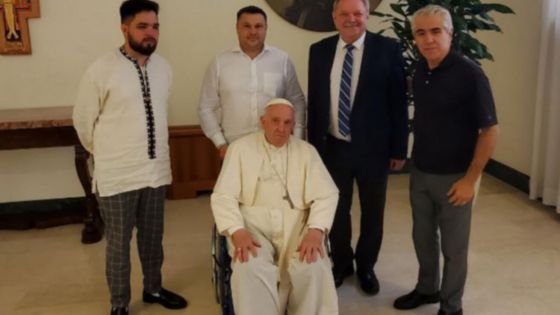 image:Image Ukrajinská návštěva u papeže 8. června 2022, zleva Denys Kolyada, Jevhen Jakušev z Mariupolu a Myroslav Marynovyč. Vpravo Argentinec Alejandro, který schůzku inicioval.