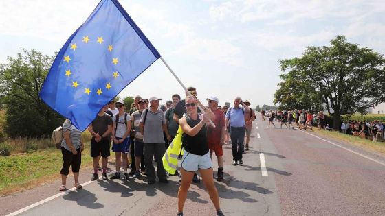 image:Image Účastníky Pouti smíření provázelo úmorné vedro.